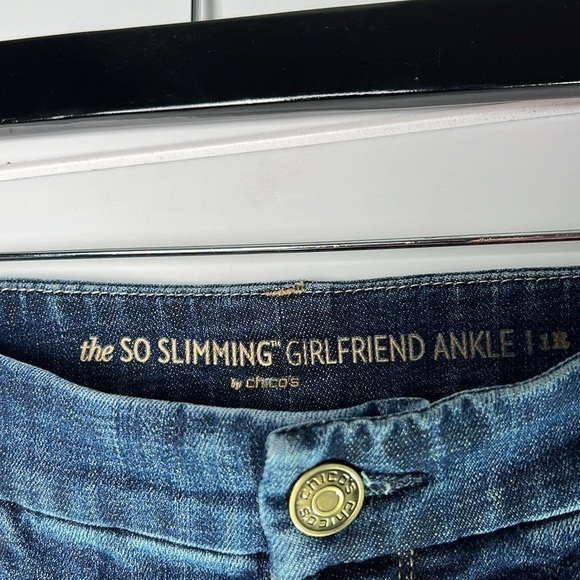 The so slimming girlfriend ankle jeans by Chicos size 1 (8) inseam 26”. A172 - Picture 2 of 3